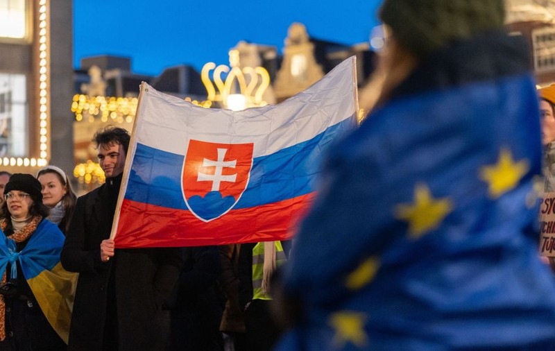 Zeci de mii de oameni manifestează în Slovacia, împotriva premierului Robert Fico: „Nu lăsăm democrația să cadă”