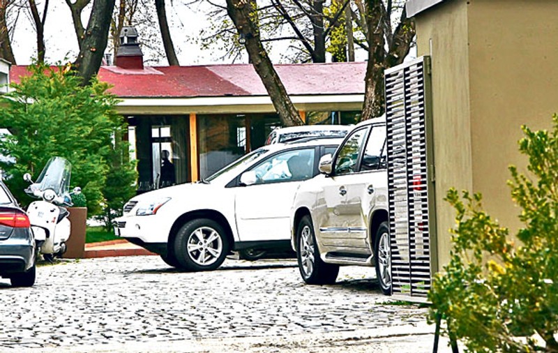Ce bună-i pizza în maşină! Mihaela Geoană ştie cel mai bine acest lucru, când n-are timp de stat la masă | FOTO ÎN ARTICOL