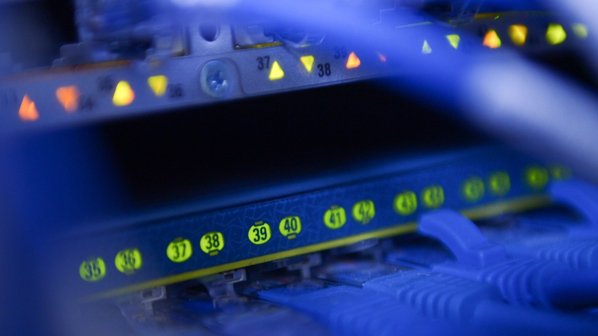Facebook și Google, date în judecată după intrarea în vigoare a GDPR. Server prin care trece traficul de internet