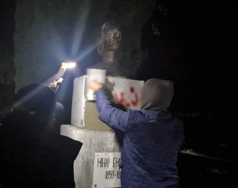 Statuia lui Mihai Eminescu din Orșova, vandalizată cu mesaje obscene. Poliția îi caută pe vinovați