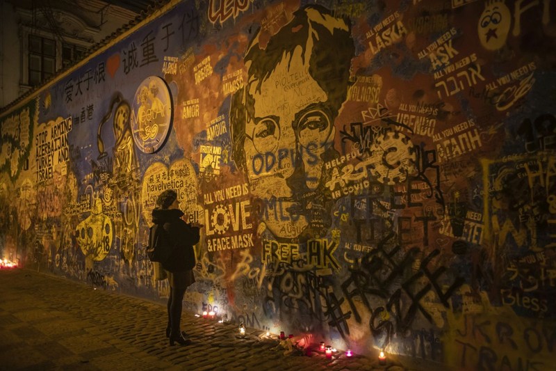 Tribut pentru John Lennon, la Praga, la 40 de ani de la moartea sa FOTO: EPA