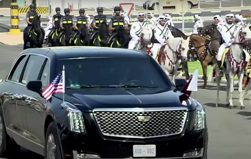Donald Trump, primit de zeci de călăreți pe cămile și de Cybertrucks, în Qatar: „N-am mai văzut” I VIDEO