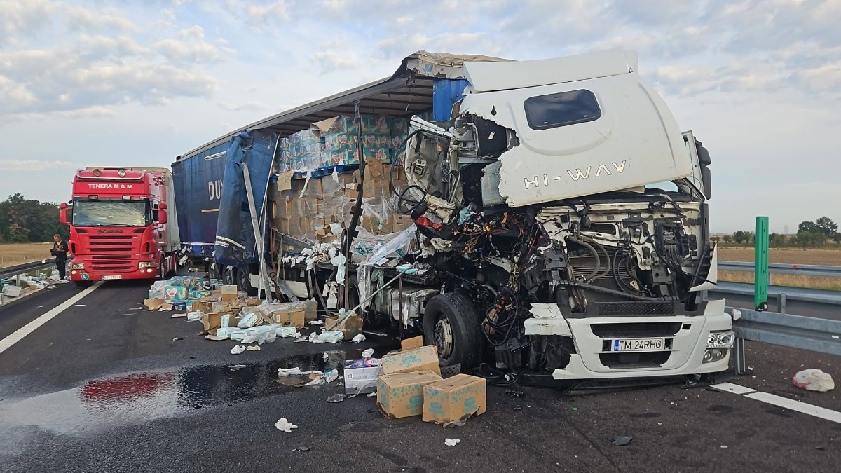 TIR accidentat pe DEx12 Craiova si zeci de baxuri de pampersi imprastiate pe asfalt