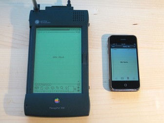Apple Newton (stânga) și iPhone (dreapta) FOTO: Wikimedia