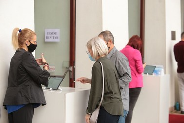 Accesul în sală s-a făcut cu buletinul, pentru a verifica în baza de date dacă persoana respectivă este sau nu vaccinată
