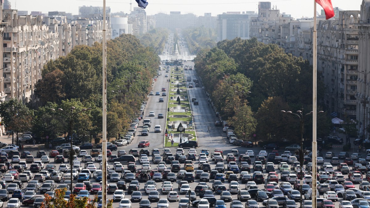 Cum se plătește parcarea în București – care este tariful - Imagine cu zeci de ma[ini parcate în Pia]a Constituţiei.