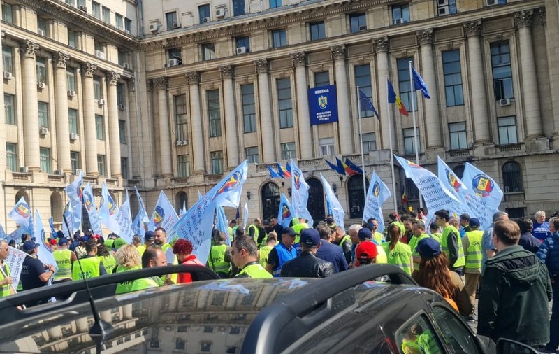 Protest al poliţiştilor şi pensionarilor militari la sediul MAI. Ce au cerut ministrului Bode și Guvernului