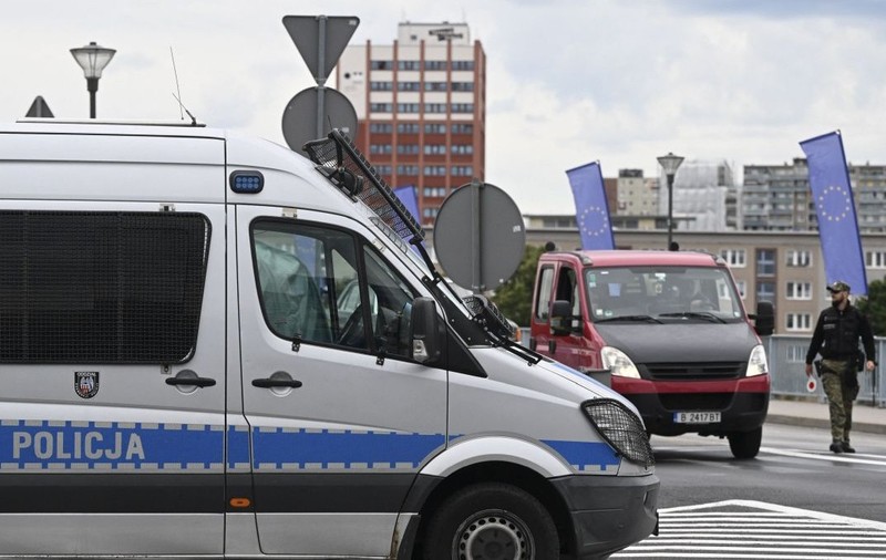 O angajată de 37 de ani a murit, iar directorul unei școli din Polonia și un profesor au fost răniți în urma unui atac cu cuțitul comis de un fost elev de 15 ani. Foto: Hepta