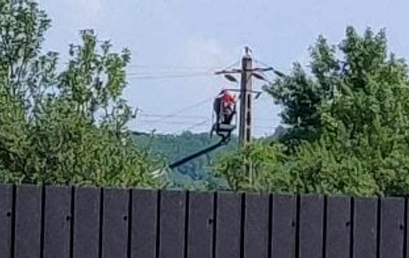 Poliția a deschis dosar penal, iar ITM Bacău anchetează cazul electricianului care a murit electrocutat pe stâlp
