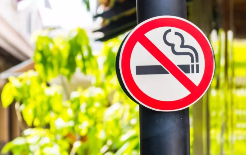 Cei care vând alcool sau tutun minorilor intră la închisoare, în țara preferată de români pentru vacanțele de vară