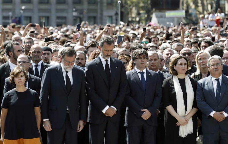 Moment de reculegere în memoria victimelor de la Las Ramblas. Regele Felipe al VI-lea și premierul au mers la Barcelona