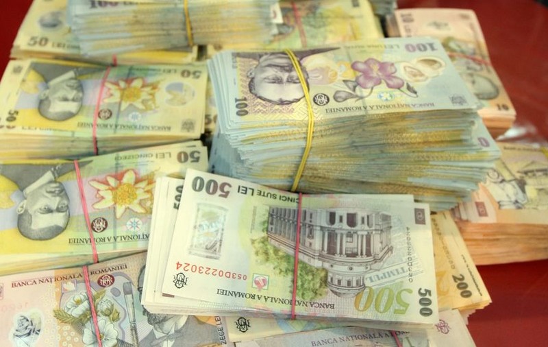 Românii nu se mai înghesuie la credite