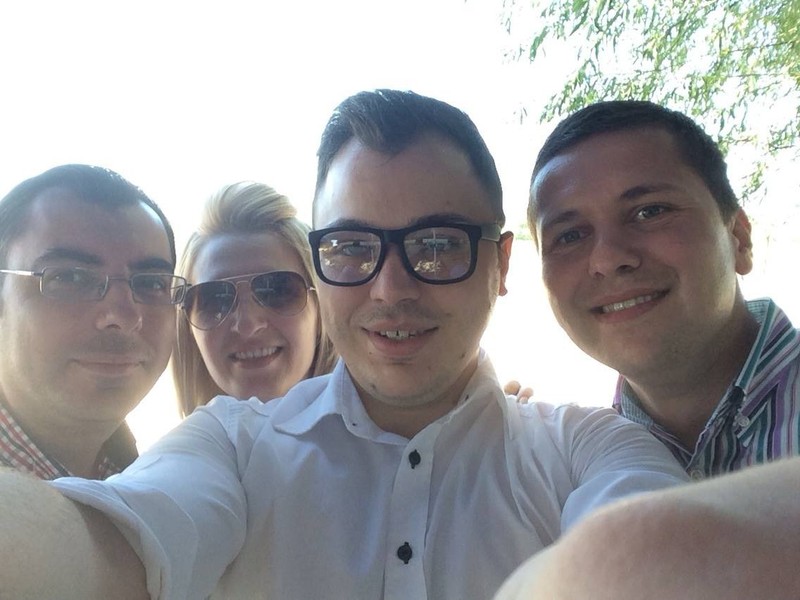 Cătălin Coman (primul din stânga, acționar Nosfils), Luciana Cristea (actual vicepreședinte CJ Dâmbovița) și Corneliu Ștefan (primul de la dreapta la stânga, actual președinte al CJ Dâmbovița), pozați împreună