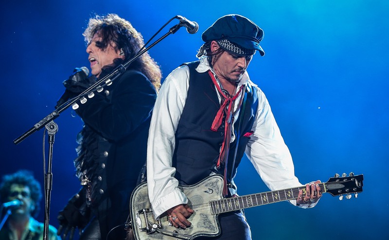 J. Depp și Alice Cooper sunt vampirii Hollywoodului