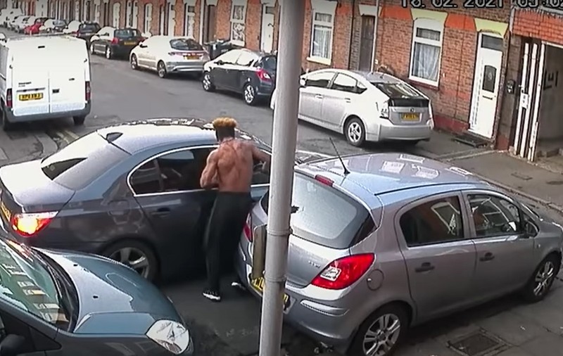 VIDEO | Român înjunghiat la Luton, prin geamul deschis al mașinii, de un bărbat dezbrăcat. Atacatorul a lovit de două ori cu cuțitul