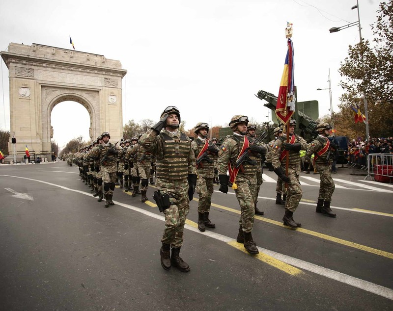 Parada de 1 decembrie 2023 din București. Peste 2.400 de militari, avioane F-16 și Eurofighter au defilat în fața a circa 100.000 de persoane