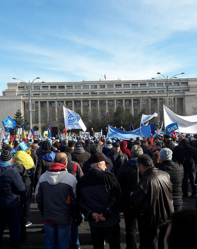FOTO&VIDEO/ Circa 2.000 de sindicaliștii de la Dacia și BNS Argeș protestează, marți, în Piața Victoriei