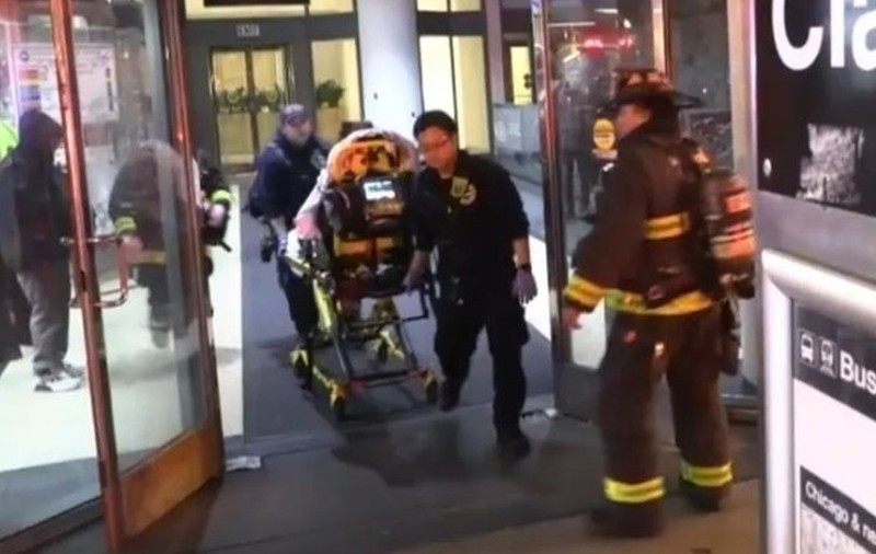 Un bărbat a stropit o femeie cu lichid inflamabil și i-a dat foc în trenul din Chicago