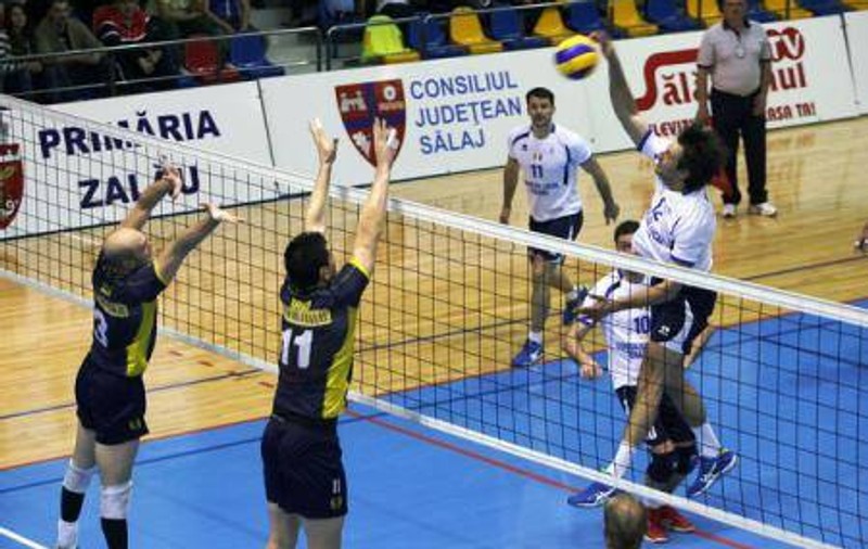 Zalăul se menține în fruntea Divizia A1 masculine de volei. Primele trei clasate s-au detașat de Steaua. Rezultate