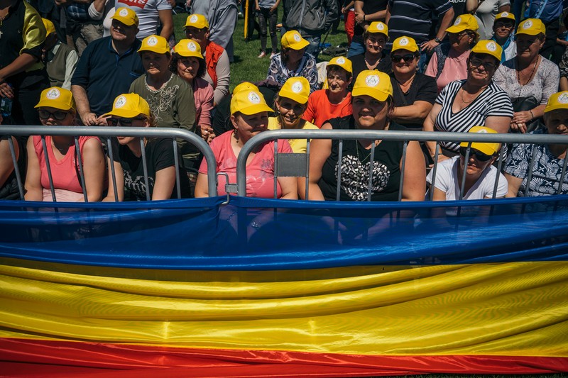 Pelerini stau în soare la întâlnirea dintre enoriași catolici și Sanctitatea Sa Papa Francisc pe Câmpia Libertății din Blaj.
