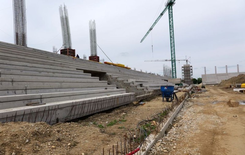 În umbră, la Timișoara se ridică un stadion de 23 de milioane de euro, care ignoră austeritatea