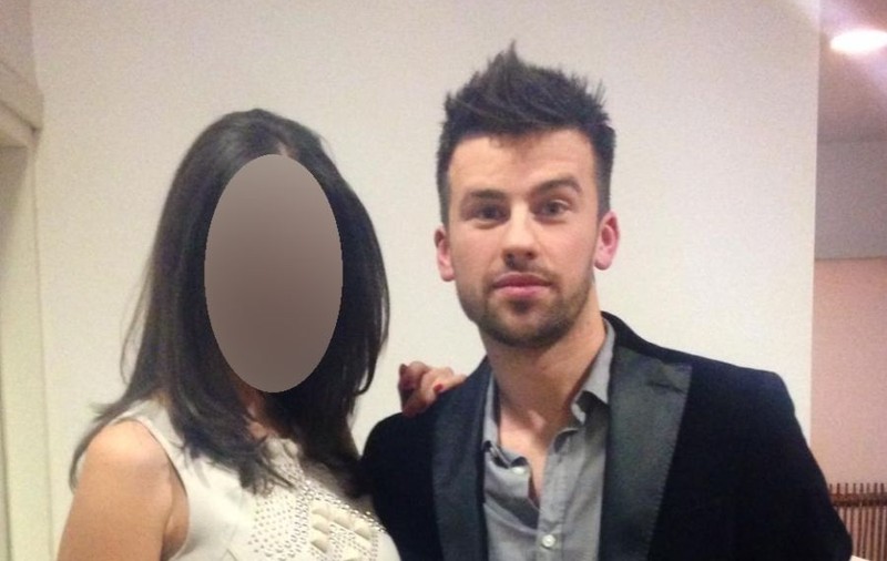 LÂNGĂ CE BRUNETĂ FOCOASĂ S-A FOTOGRAFIAT MARELE CÂŞTIGĂTOR DE LA "X FACTOR"! MULŢI BĂRBAŢI AR VREA SĂ FIE ÎN LOCUL LUI!