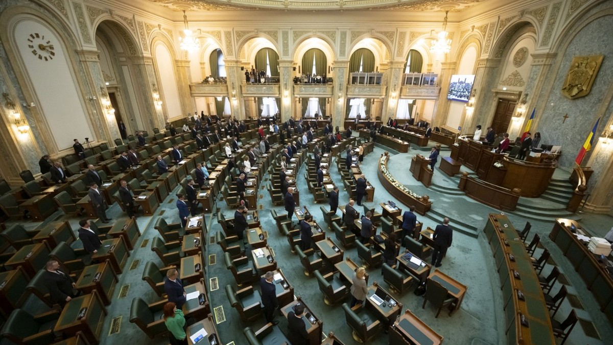 Până acum, senatorii puteau participa și online la majoritatea ședințelor plenului, exprimându-și votul pe tabletă. De aceea, mulți senatori nici nu mai veneau la serviciu