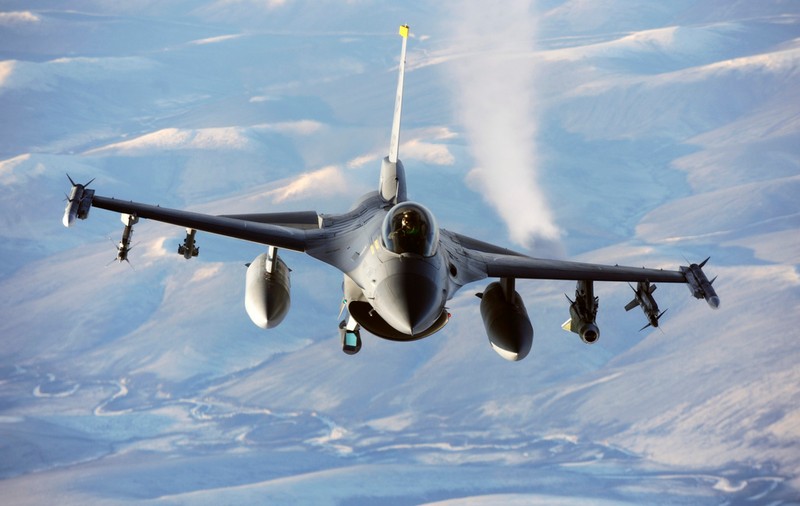 Primele avioane F-16 intră în dotarea armatei. Cioloș și Motoc participă la ceremonie