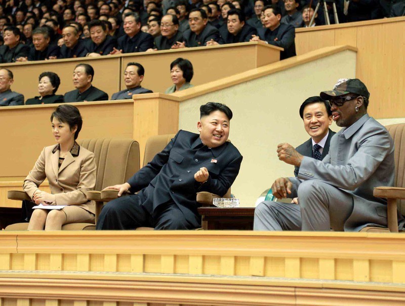 Dennis Rodman și Kim Jong-un urmăresc un meci de baschet în Coreea de Nord în 2014 Foto: EPA