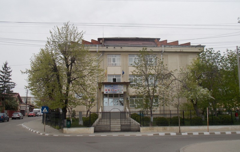 Elev lovit cu pumnul în cap de profesor, într-o școală din Huși. Reclamat, dascălul și-a cerut scuze