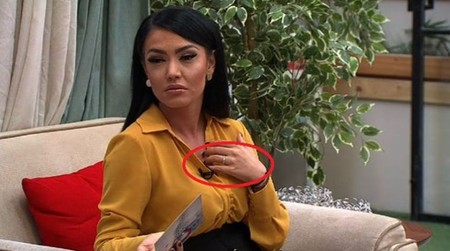 Andreea Mantea, cu inelul pe deget (foto: Wowbiz)