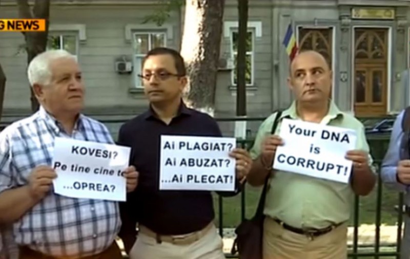 Protest la DNA față de Laura Codruța Kovesi. Printre manifestanți e și un deputat PSD