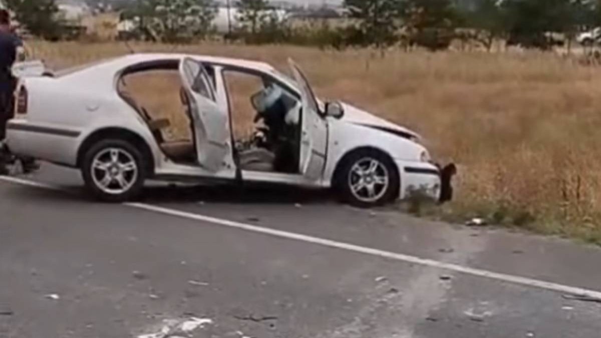 Imagine cu mașina șoferului din Craiova care a intrat într-un TIR. Vehiculul alb are ușile deschise și se află pe marginea drumului