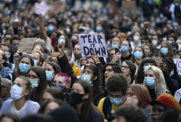 “Dați-o jos”, mesajul afișat în timpul unui protest din Oxford față de statuia unui om de afaceri considerat rasist | Foto: EPA