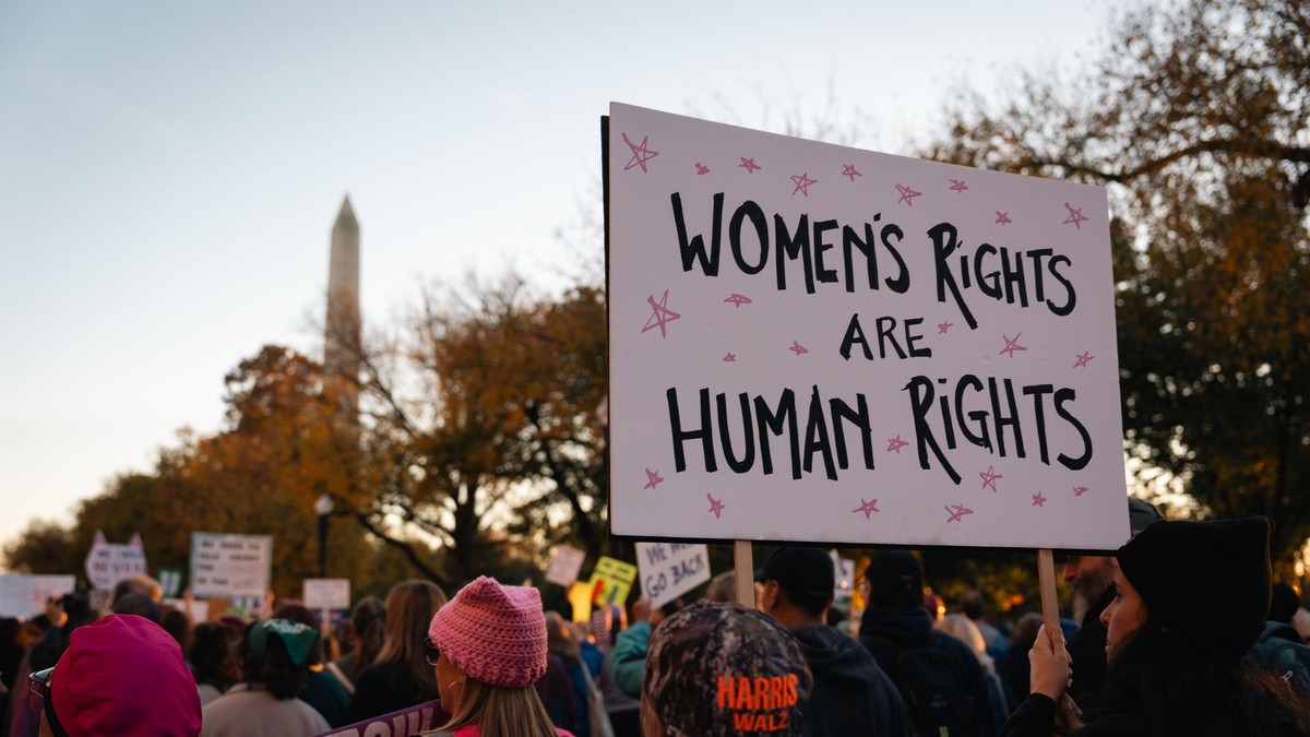 Washington, SUA 2 noiembrie, 2024. Protestatarii țin o pancartă de susținere a drepturilor femeilor