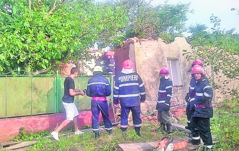 Doi bătrâni şi nepotul lor, striviţi de un zid în judeţul Timiş