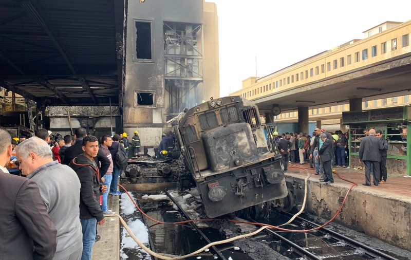 FOTO și VIDEO | Explozie mortală în gara centrală din Cairo, soldat cu 25 de morți. Incendiul a pornit după ce un tren s-a izbit de o barieră