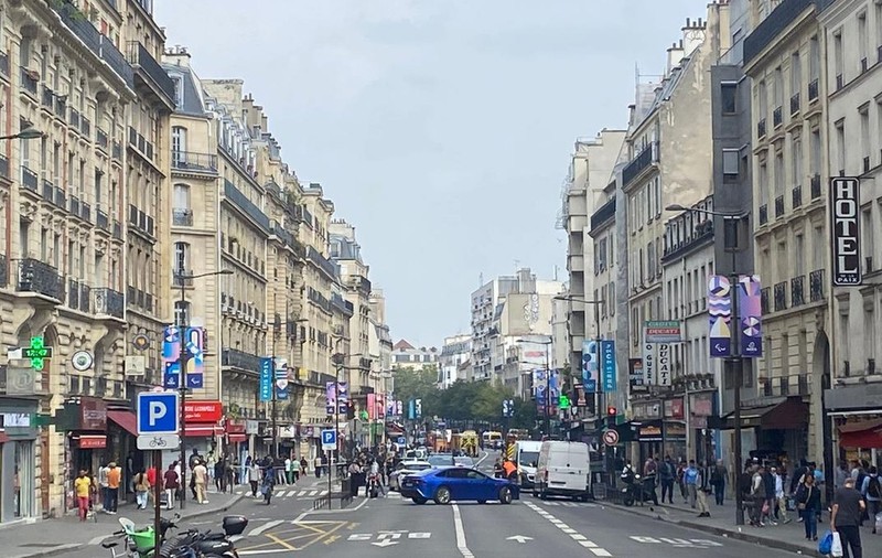 Bătaie cu bâte și cuțite între zeci de afgani pe o stradă din Paris. Patru persoane au fost rănite | VIDEO