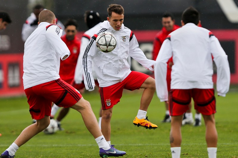 epa05161908 Benfica soccer player Alejandro Grimaldo (C) during the training session at Benfica training center in Seixal, outskirts of Lisbon, Portugal, 15 February 2016. Benfica will play Zenit a UEFA Champions League Round of 16 match on 16 February. EPA/MIGUEL A. LOPES