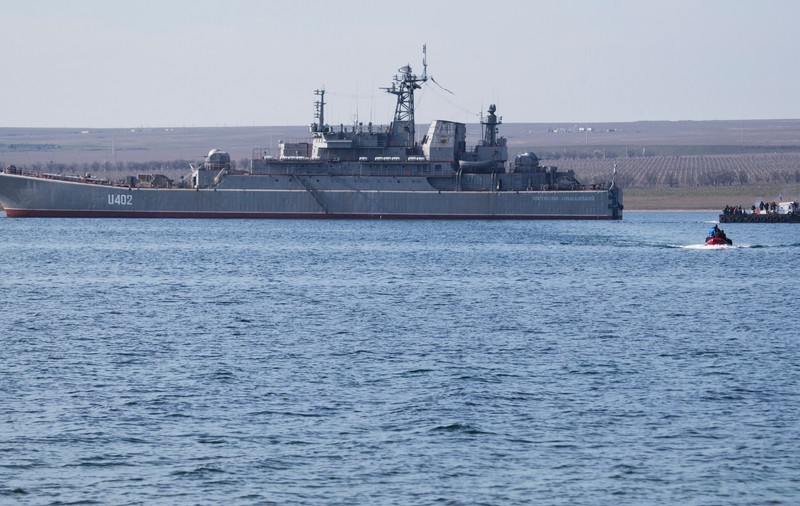 Ucraina revendică o lovitură decisivă asupra unei nave de debarcare pe care Rusia i-a capturat-o odată cu anexarea Crimeei