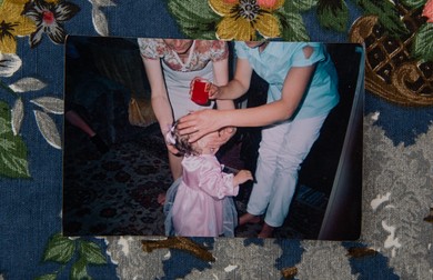 Fotografia de la tăierea moțului. Fetița avea 1 an și era în plasament la familia Gheorghe