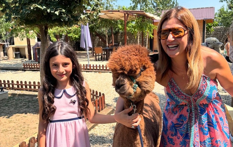 Alma, fiica Amaliei Enache, a împlinit 9 ani. Modul deosebit în care mama ei a ales să o sărbătorească. „Fericirea vine cu acest zâmbet”