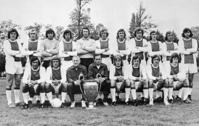 Cum l-a îmblânzit românul Ștefan Covaci pe marele Cruyff: l-a ”bărbierit” la poker, a băut whisky cot la cot cu fotbaliștii și i-a făcut „masaj” cu o bancnotă!