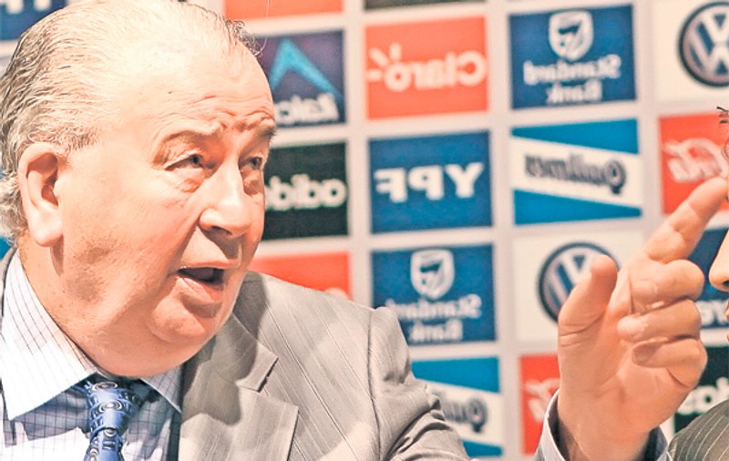 Julio Grondona, preşedintele federaţiei argentiniene, e cel puţin la fel de controversat ca şi Mircea Sandu, şeful FRF