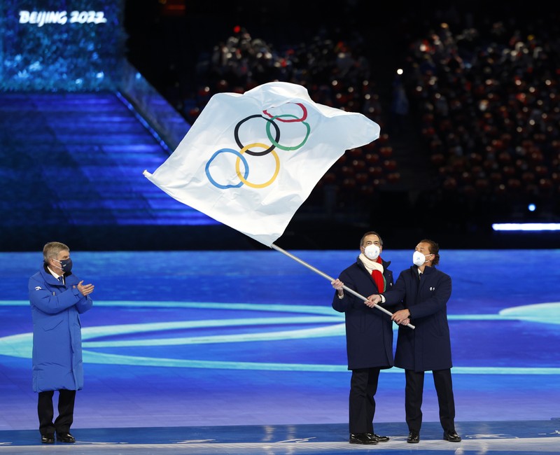 Primarul din Milano, Giuseppe Sala, și omologul său de la Cortina-D'Ampezzo, Gianpietro Ghedina, au primit drapelul olimpic de la președintele CIO, Thomas Bach. foto: Epa