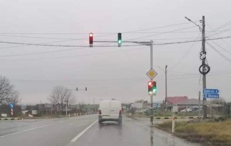 Semafoarele dintr-o intersecție din Neamț, alimentate cu energie de la un bar și lăsate fără curent de proprietar