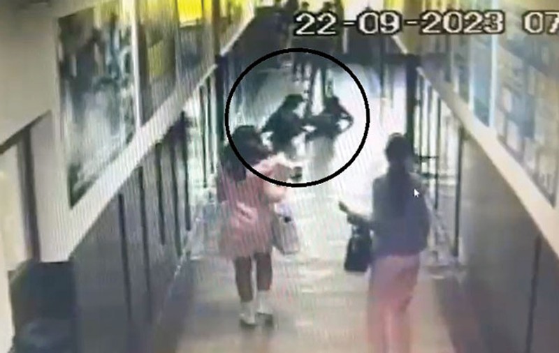Elevă din Mioveni, izbită de perete și lovită cu picioarele de un coleg, pe holul liceului. A ajuns la spital cu maxilarul fracturat