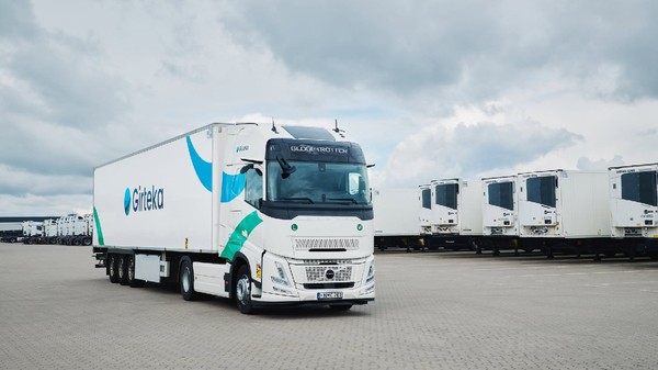Camion alb - compania Girteka