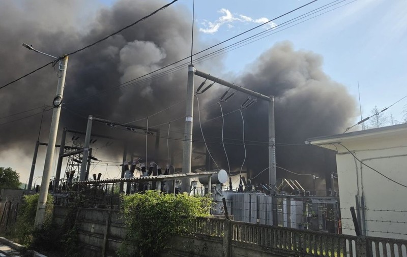 Mesaj RO-Alert emis după un incendiu puternic la un transformator electric din Pucioasa: 50 de oameni au fost evacuați