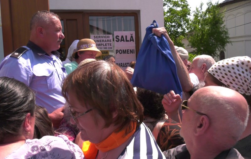 VIDEO VIRAL: Au uitat de cele sfinte, în curtea bisericii! S-au bătut pe pomana de Sfântul Ilie